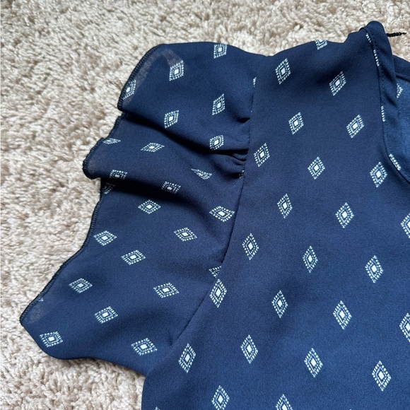 Chic Navy Patterned Blouse - Picture 5 of 6